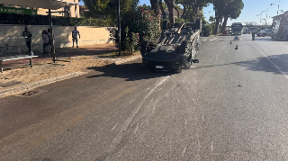 Pescara - Incidente in via Luisa D’Annunzio: un’auto cappottata dopo lo scontro